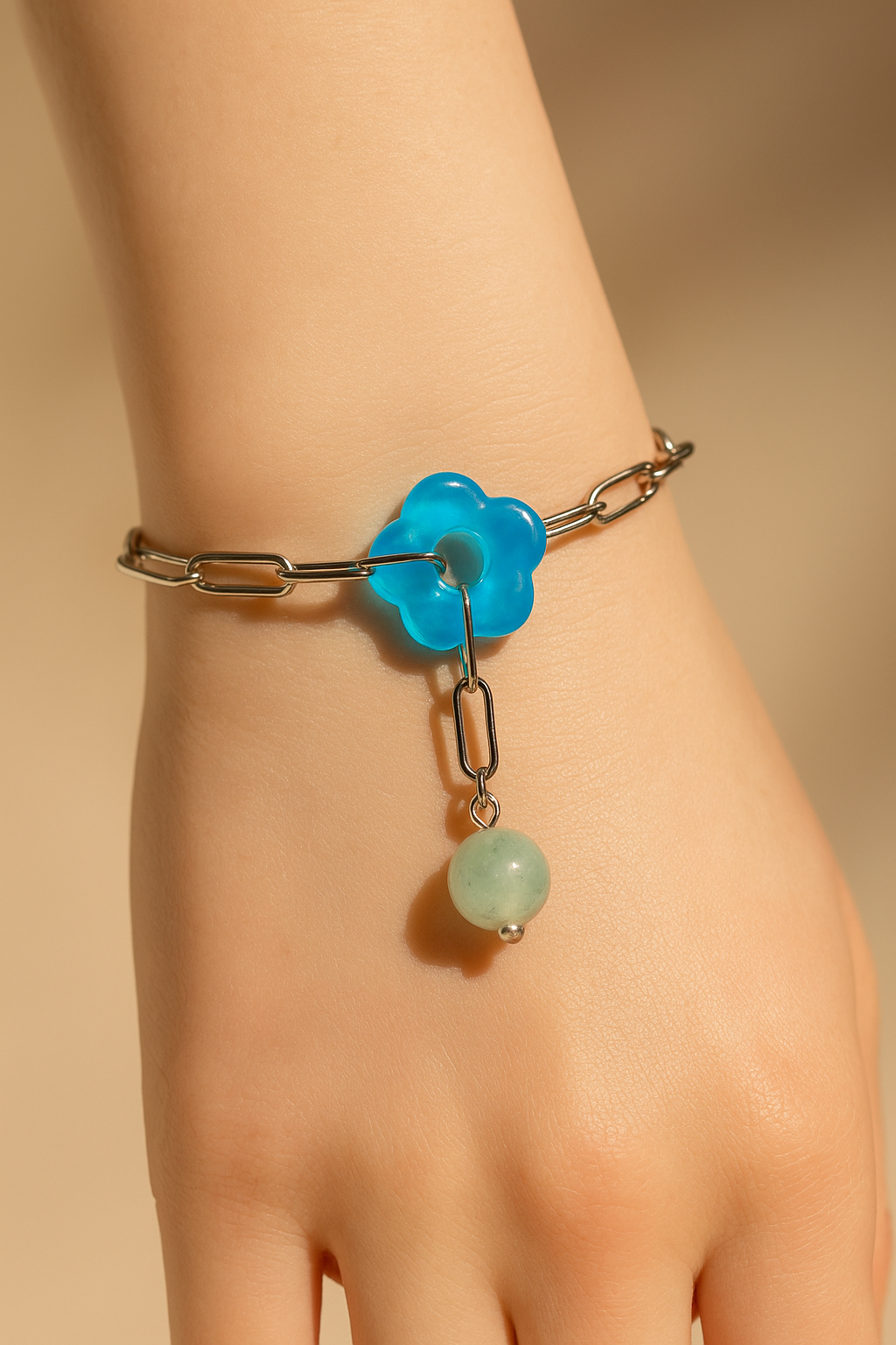 Prehnite taşı Bodrum cam boncuklu çelik bileklik – el yapımı, sade ve dengeli tasarım