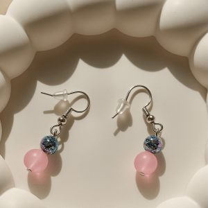 Pembe gül kuvars ve hematit doğal taş küpe – el yapımı, sade ve dengeli tasarım