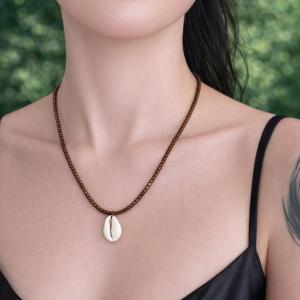 hematit taşları ve doğal deniz kabuğuyla yapılmış, el yapımı sade kolye.