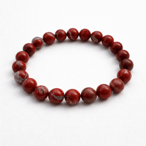 kırmızı Jasper taşlarından yapılmış bileklik.