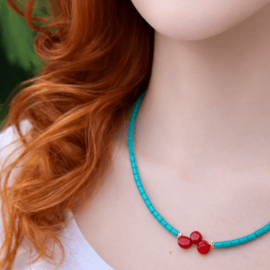 turkuaz ve mercan taşlarıyla yapılmış el yapımı tasarım kolye.