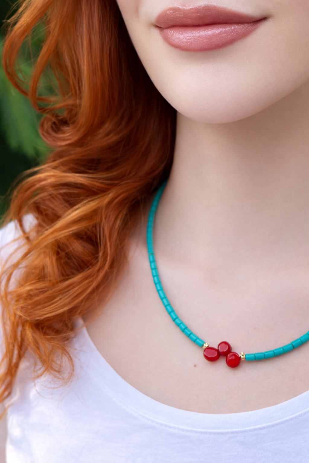 turkuaz ve mercan taşlarıyla yapılmış el yapımı tasarım kolye.