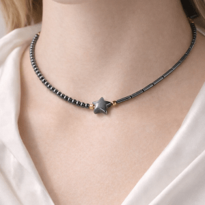 hematit taşları ve yıldız objeli hematit taşı kullanılmış el yapımı sade kolye.